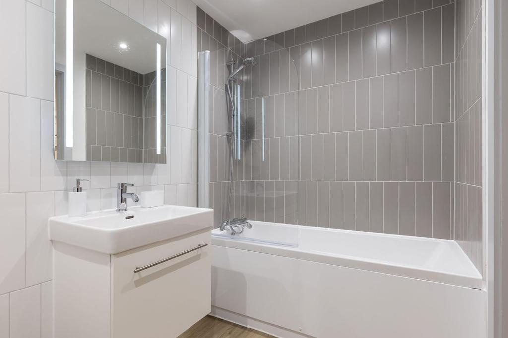 Stylish Town Centre Apartment, W Parking, Nr Beach Μπόρνμουθ Εξωτερικό φωτογραφία